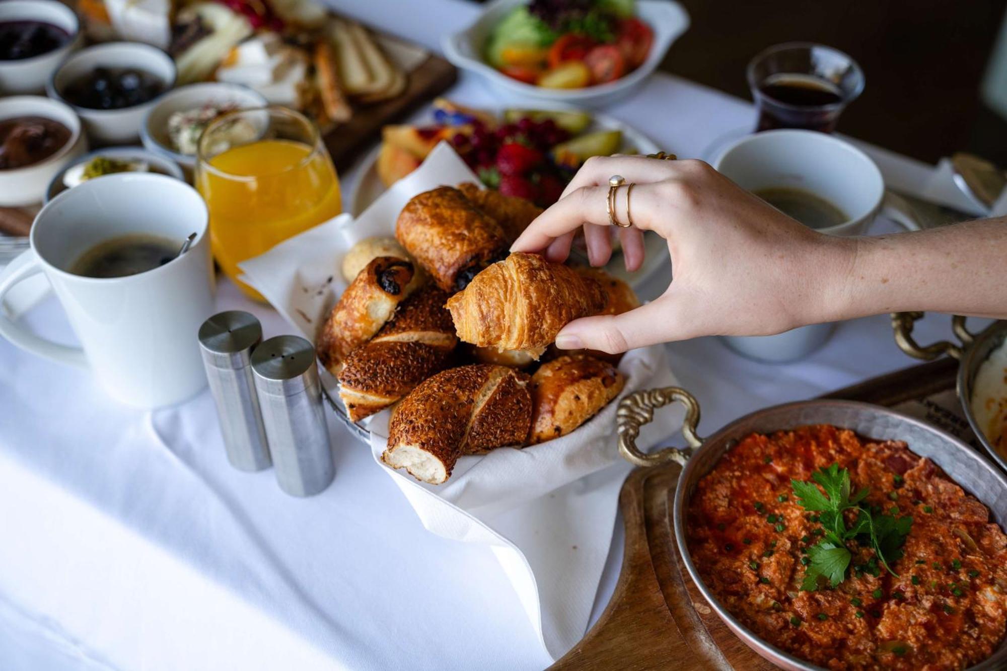 Radisson Blu Bosphorus Hotel Isztambul Kültér fotó Turkish breakfast