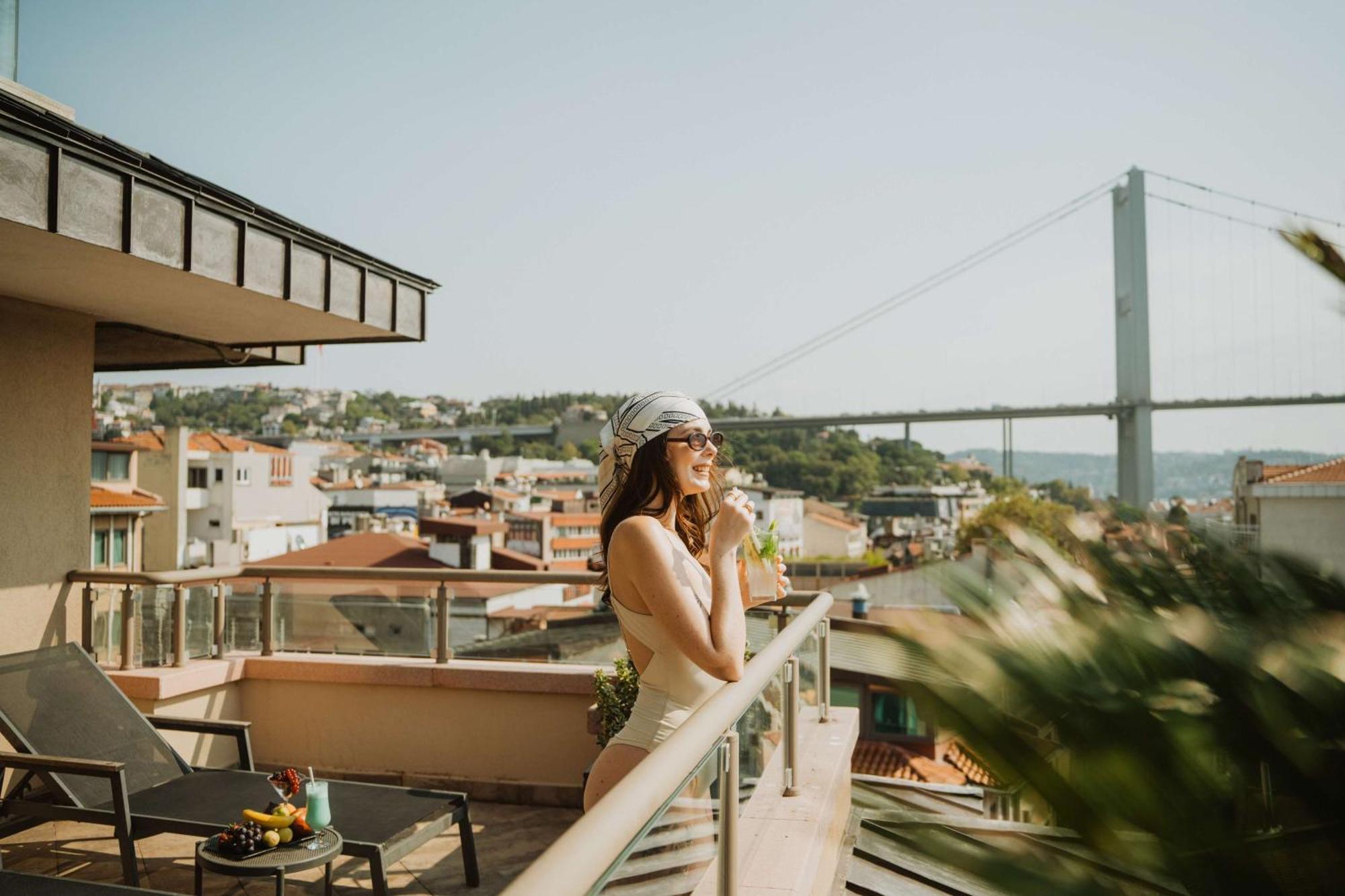 Radisson Blu Bosphorus Hotel Isztambul Kültér fotó A woman on a balcony
